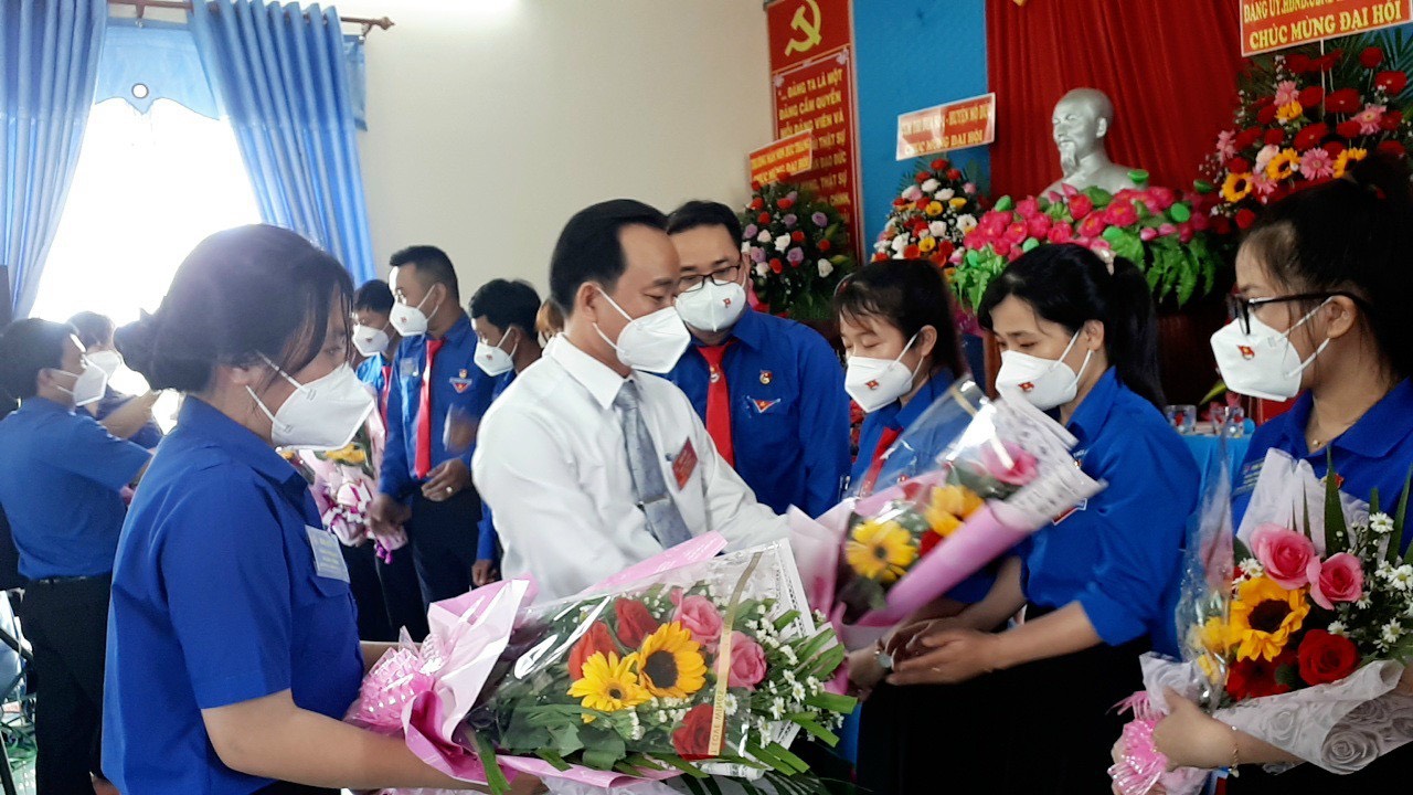 Đồng Chí Trần Tấn Cúc- BT Đảng ủy tặng hoa BCH Đoàn khóa XIV