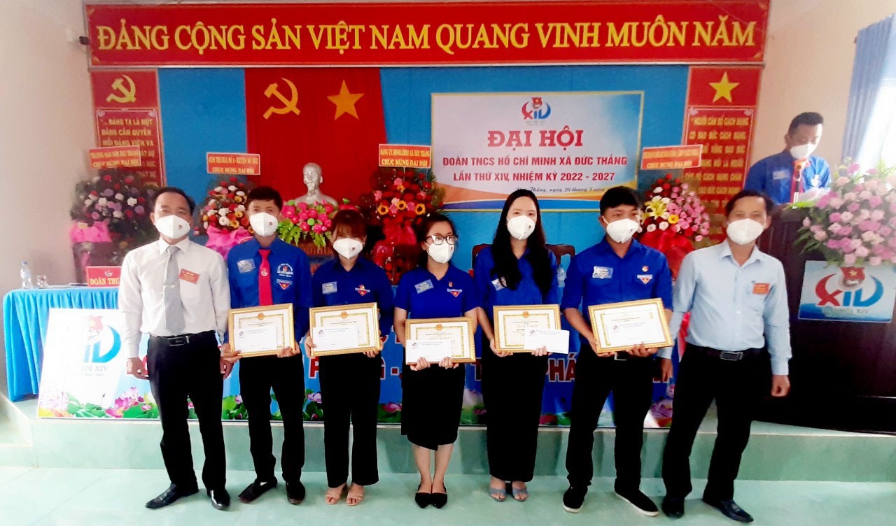 Đồng Chí Trần Tấn Cúc - BT Đảng ủy xã, Đồng Chí Nguyễn Văn Tiến- PCT UBND xã tặng quà cho Đoàn viên có thành tích xuất sắc trong nhiệm kỳ qua