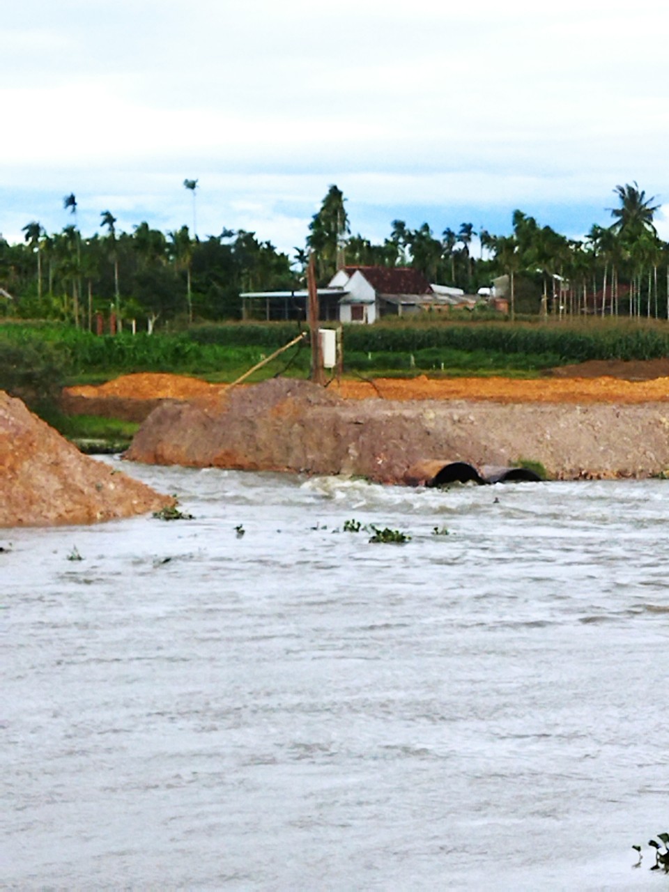 Khơi thông dòng chảy tại cầu Liên lạc để rút nước tại các xứ đồng trên địa bàn xã