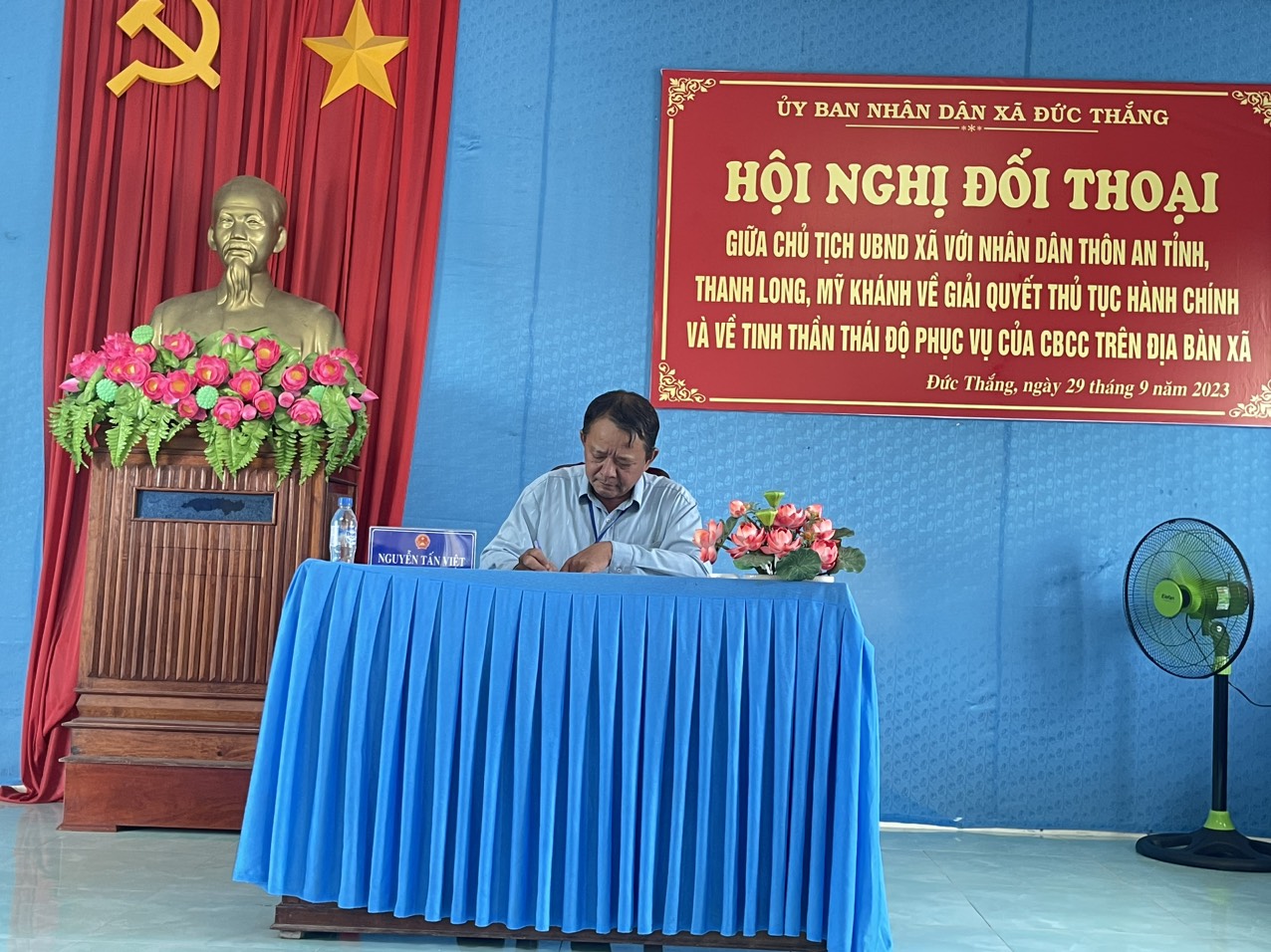 Đồng chí Nguyễn Tấn Việt, Chủ tịch UBND xã chủ trì buổi đối thoại