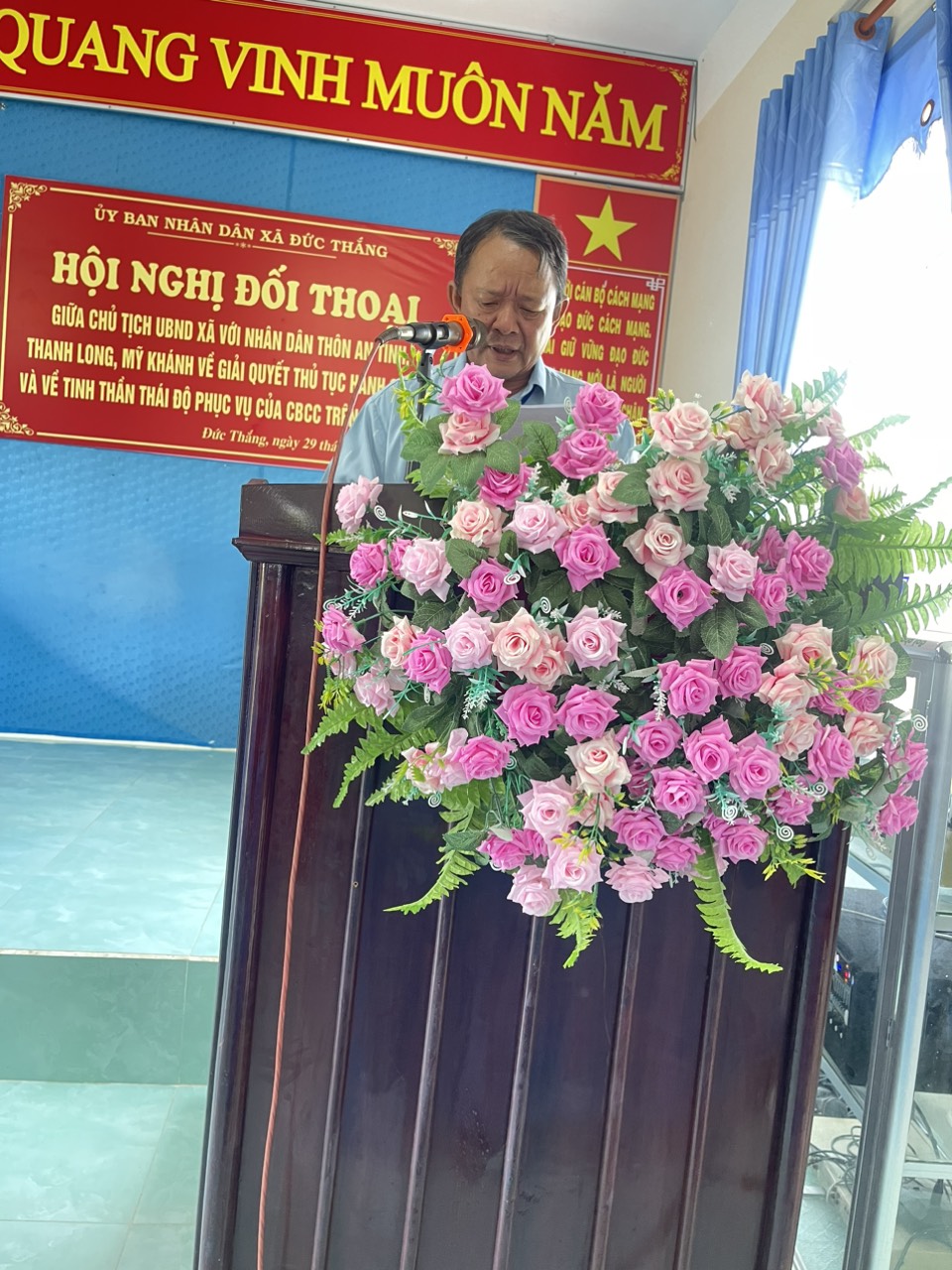 Đồng chí Nguyễn Tấn Việt- Chủ tịch UBND xã phát biểu trả lời một số nội dung và kết luận hội nghị