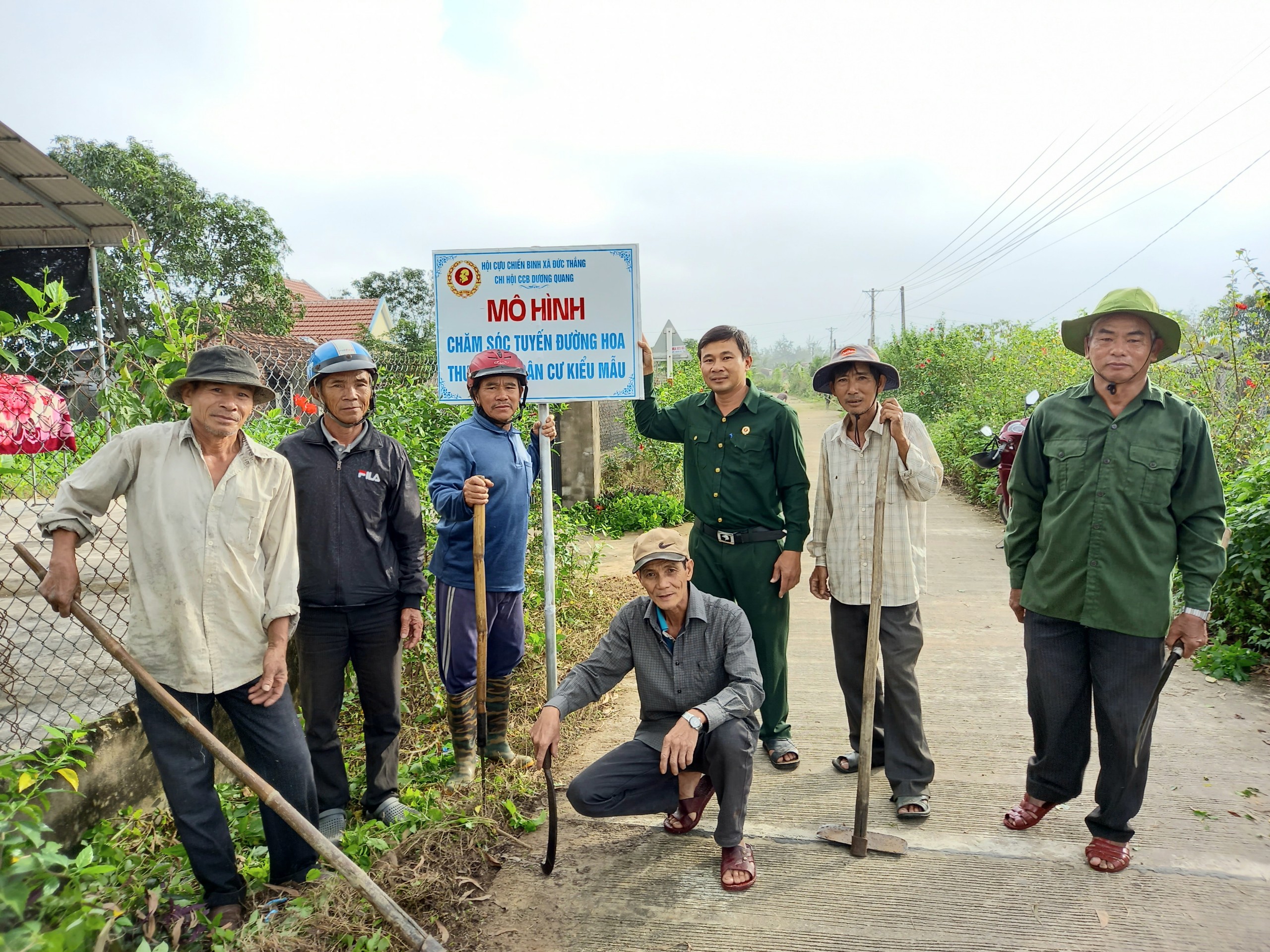 Hội viên hội CCB thôn Dương Quang chăm sóc đường hoa tự quản