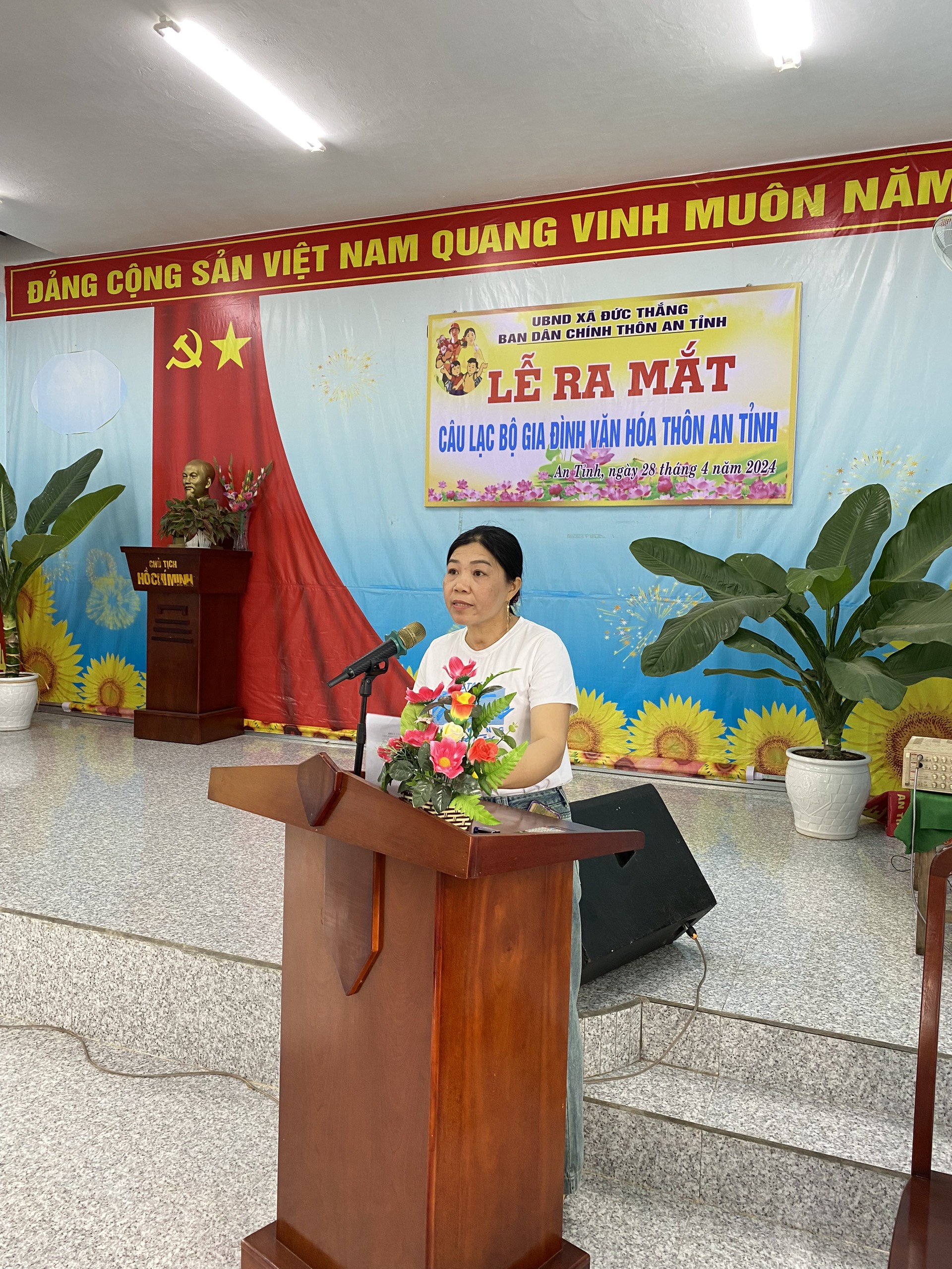 Bà Trần Thị Tường Vi-Công chức VHXH công bố quyết định